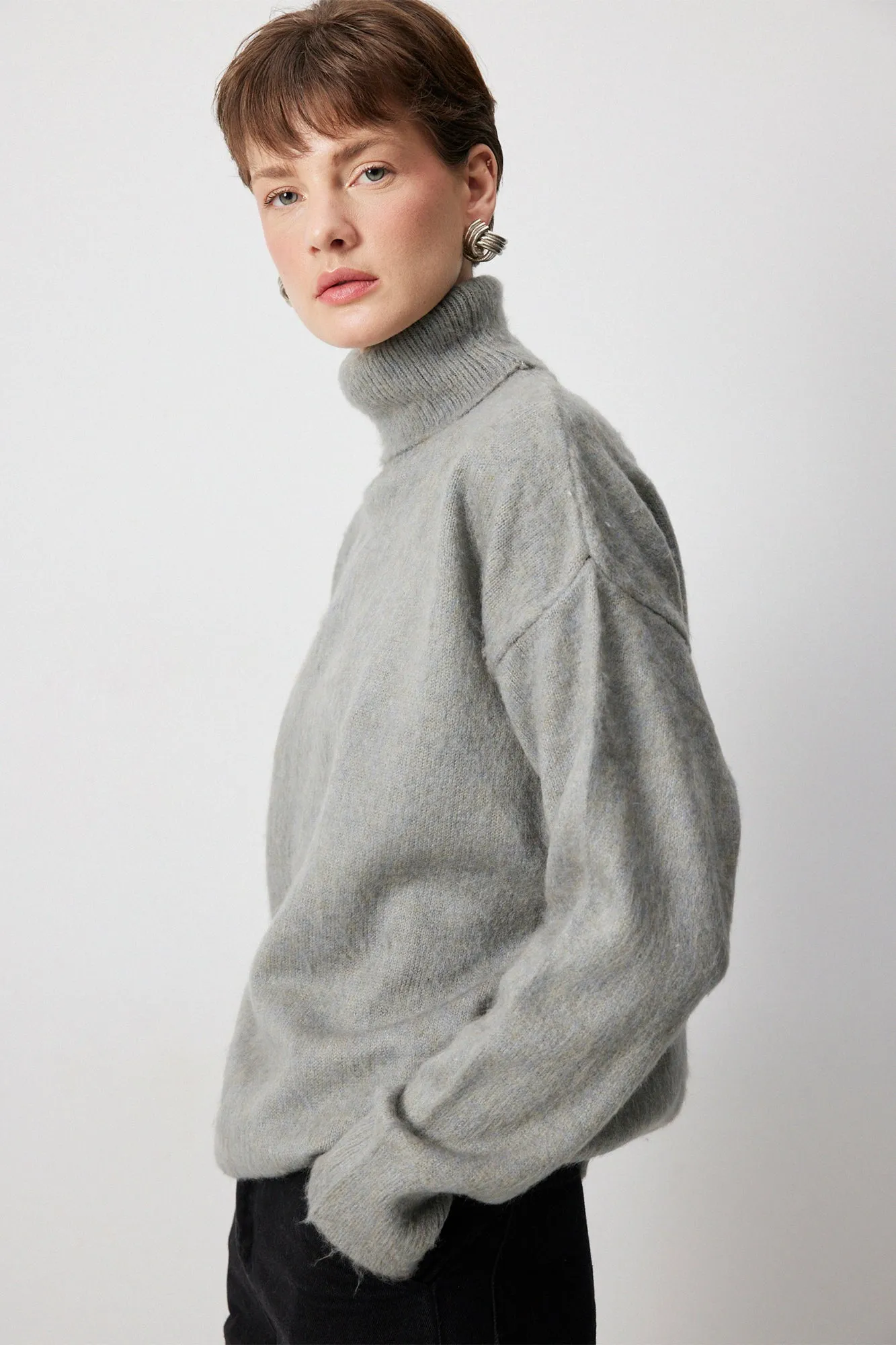 TURTLENECK KNIT SWEATER