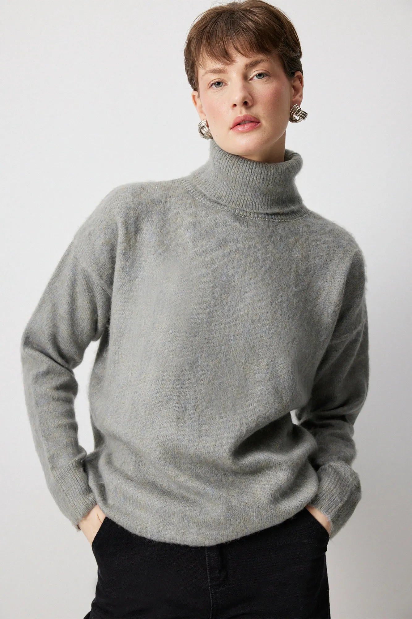 TURTLENECK KNIT SWEATER