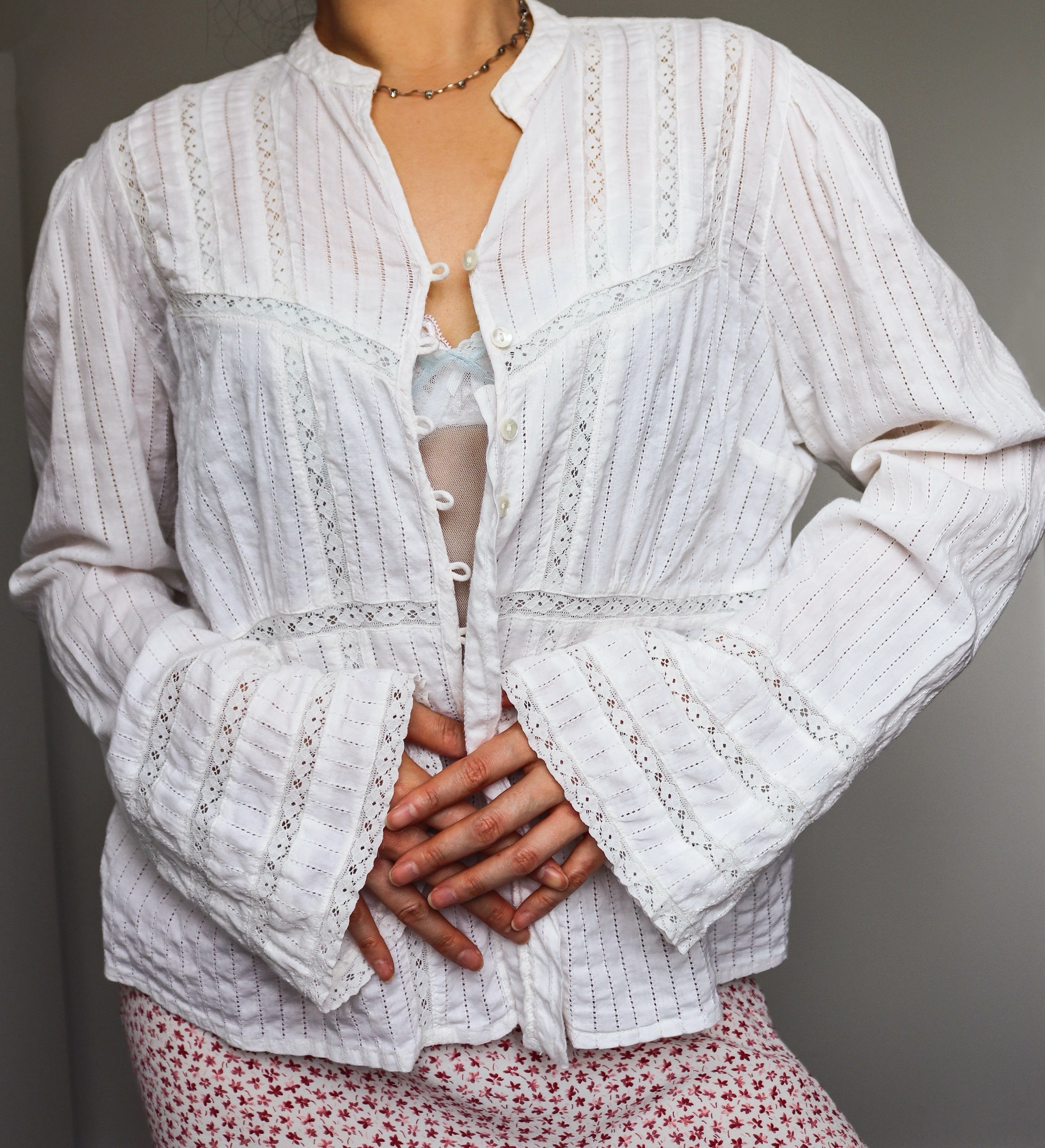 VINTAGE WHITE BOHO BOHEMIAN HIPPIE COTTON BRODERIE FLORAL LACE TRIM LONG SLEEVES JACKET TOP